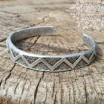 Αrtemis Bracelet Το υπέροχο zigzag μοτίβο και το αντικέ στυλ ταιριάζει σε boho εμφανίσεις αλλά και σε πιο λιτό αρχαιοελληνικό στυλ. Το βραχιόλι Αrtemis συνδυάζεται εύκολα με περισσότερα ασημένια βραχιόλια.