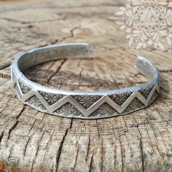 Αrtemis Bracelet Το υπέροχο zigzag μοτίβο και το αντικέ στυλ ταιριάζει σε boho εμφανίσεις αλλά και σε πιο λιτό αρχαιοελληνικό στυλ. Το βραχιόλι Αrtemis συνδυάζεται εύκολα με περισσότερα ασημένια βραχιόλια.