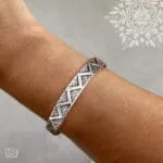 Αrtemis Bracelet Το υπέροχο zigzag μοτίβο και το αντικέ στυλ ταιριάζει σε boho εμφανίσεις αλλά και σε πιο λιτό αρχαιοελληνικό στυλ. Το βραχιόλι Αrtemis συνδυάζεται εύκολα με περισσότερα ασημένια βραχιόλια.