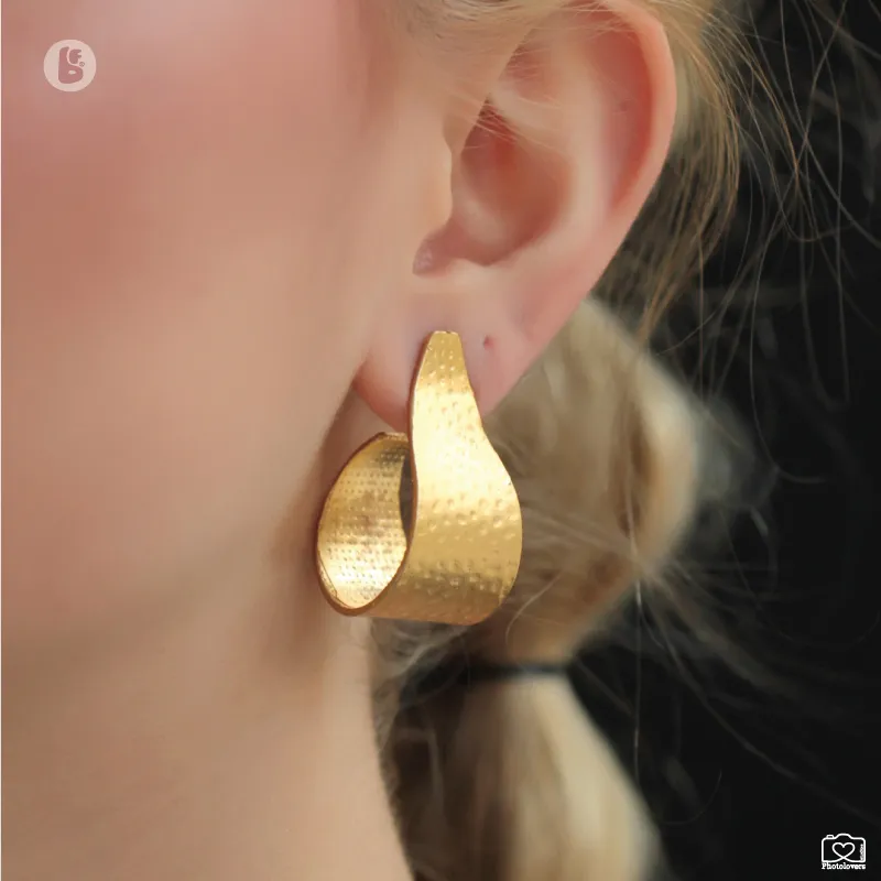 Sirena Earrings μπρούτζινα σκουλαρίκια με κυματιστό σχέδιο και κομψή χειροποίητη αισθητική