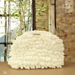 Χειροποίητη Puffy Bag Mini τσάντα χειρός εκρού, πλεγμένη με αφράτο νήμα υψηλής ποιότητας, με εσωτερική επένδυση και μοντέρνο σχεδιασμό