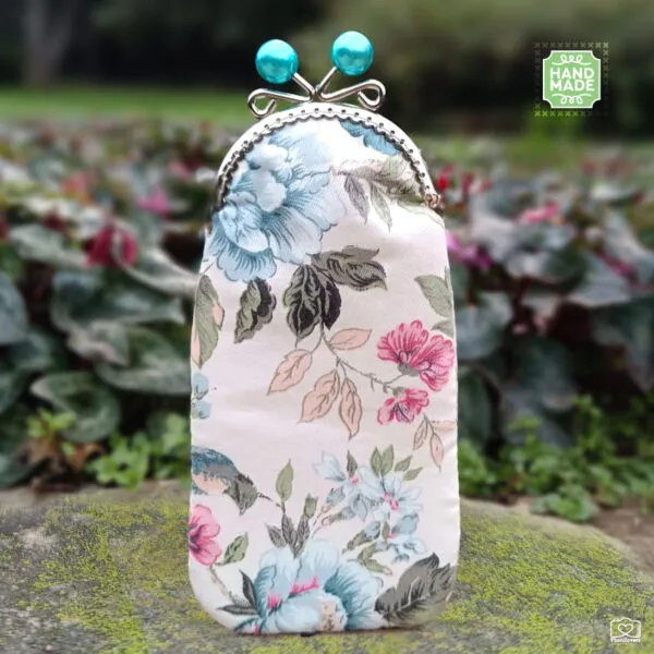 Χειροποίητη θήκη γυαλιών Vintage Blossom με floral σχέδιο και μεταλλικό κλιπ σε γαλάζια απόχρωση – Κωδικός NC20.00001