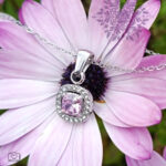 Κολιέ Rosette Pink με μενταγιόν ροζέτα και ροζ λεπτομέρεια