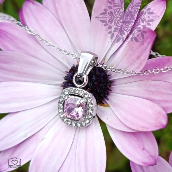 Κολιέ Rosette Pink με μενταγιόν ροζέτα και ροζ λεπτομέρεια