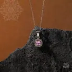 Κολιέ Rosette Pink με μενταγιόν ροζέτα και ροζ λεπτομέρεια