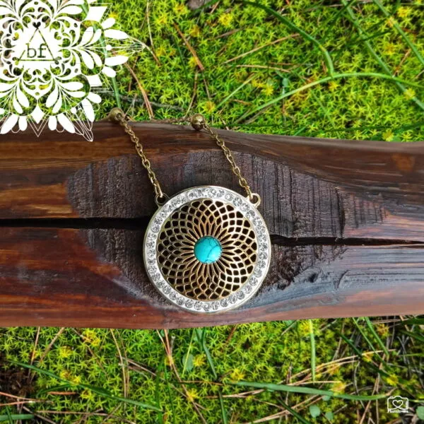Το Sun Necklace είναι ένα εντυπωσιακό ατσάλινο κολιέ σε χρυσή απόχρωση, σχεδιασμένο για να ξεχωρίζει μέσα από τις λεπτομέρειές του και τη μοναδική του αισθητική. Ο στρογγυλός δίσκος διαμέτρου 25mm κοσμείται από περίτεχνο μοτίβο δαντέλας, εμπνευσμένο από τις ακτίνες του ήλιου και τα γεωμετρικά mandala σχέδια. Το φίνο διάτρητο σχέδιο δημιουργεί βάθος και κίνηση, επιτρέποντας στο φως να διαπερνά το κόσμημα και να αναδεικνύει κάθε λεπτομέρεια. Στο κέντρο του δίσκου δεσπόζει μια τυρκουάζ πέτρα σε έντονη γαλαζοπράσινη απόχρωση, που χαρίζει ζωντάνια και φυσική ομορφιά. Η αντίθεση της τιρκουάζ πέτρας με τη ζεστή χρυσή βάση δημιουργεί ένα αρμονικό και ταυτόχρονα δυναμικό αποτέλεσμα, ιδανικό για γυναίκες που αγαπούν τα κοσμήματα με χαρακτήρα και συμβολισμό. Η τυρκουάζ πέτρα, γνωστή για τη σύνδεσή της με την ηρεμία, την προστασία και τη θετική ενέργεια, προσθέτει έναν ιδιαίτερο συμβολικό τόνο στο κόσμημα. Η κατασκευή από ανοξείδωτο ατσάλι προσφέρει υψηλή αντοχή στη φθορά, στη σκουριά και στην αλλοίωση του χρώματος, καθιστώντας το ιδανικό για καθημερινή χρήση. Δεν μαυρίζει και διατηρεί τη λάμψη του στο χρόνο, ενώ είναι φιλικό προς το δέρμα. Η αλυσίδα σε χρυσό τόνο ολοκληρώνει αρμονικά το σχέδιο, προσφέροντας σταθερότητα και άνετη εφαρμογή. Ιδανικό για boho, καλοκαιρινές και casual chic εμφανίσεις, μπορεί να φορεθεί μόνο του ως statement piece ή να συνδυαστεί με άλλα λεπτά κολιέ για μοντέρνο layered look. Ένα κόσμημα που αποπνέει φως, κομψότητα και θετική ενέργεια, και αποτελεί ξεχωριστή επιλογή τόσο για προσωπική χρήση όσο και για δώρο. Υλικό: Ανοξείδωτο Ατσάλι Διάμετρος δίσκου: 25mm Απόχρωση: χρυσό