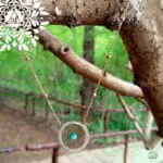 Το Sun Necklace είναι ένα εντυπωσιακό ατσάλινο κολιέ σε χρυσή απόχρωση, σχεδιασμένο για να ξεχωρίζει μέσα από τις λεπτομέρειές του και τη μοναδική του αισθητική. Ο στρογγυλός δίσκος διαμέτρου 25mm κοσμείται από περίτεχνο μοτίβο δαντέλας, εμπνευσμένο από τις ακτίνες του ήλιου και τα γεωμετρικά mandala σχέδια. Το φίνο διάτρητο σχέδιο δημιουργεί βάθος και κίνηση, επιτρέποντας στο φως να διαπερνά το κόσμημα και να αναδεικνύει κάθε λεπτομέρεια. Στο κέντρο του δίσκου δεσπόζει μια τυρκουάζ πέτρα σε έντονη γαλαζοπράσινη απόχρωση, που χαρίζει ζωντάνια και φυσική ομορφιά. Η αντίθεση της τιρκουάζ πέτρας με τη ζεστή χρυσή βάση δημιουργεί ένα αρμονικό και ταυτόχρονα δυναμικό αποτέλεσμα, ιδανικό για γυναίκες που αγαπούν τα κοσμήματα με χαρακτήρα και συμβολισμό. Η τυρκουάζ πέτρα, γνωστή για τη σύνδεσή της με την ηρεμία, την προστασία και τη θετική ενέργεια, προσθέτει έναν ιδιαίτερο συμβολικό τόνο στο κόσμημα. Η κατασκευή από ανοξείδωτο ατσάλι προσφέρει υψηλή αντοχή στη φθορά, στη σκουριά και στην αλλοίωση του χρώματος, καθιστώντας το ιδανικό για καθημερινή χρήση. Δεν μαυρίζει και διατηρεί τη λάμψη του στο χρόνο, ενώ είναι φιλικό προς το δέρμα. Η αλυσίδα σε χρυσό τόνο ολοκληρώνει αρμονικά το σχέδιο, προσφέροντας σταθερότητα και άνετη εφαρμογή. Ιδανικό για boho, καλοκαιρινές και casual chic εμφανίσεις, μπορεί να φορεθεί μόνο του ως statement piece ή να συνδυαστεί με άλλα λεπτά κολιέ για μοντέρνο layered look. Ένα κόσμημα που αποπνέει φως, κομψότητα και θετική ενέργεια, και αποτελεί ξεχωριστή επιλογή τόσο για προσωπική χρήση όσο και για δώρο. Υλικό: Ανοξείδωτο Ατσάλι Διάμετρος δίσκου: 25mm Απόχρωση: χρυσό