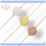 Το Phaistos Bracelet, εμπνευσμένο από τον μυστηριώδη και εμβληματικό Δίσκο της Φαιστού, ένα από τα σημαντικότερα αρχαιολογικά ευρήματα της μινωικής Κρήτης, το βραχιόλι αυτό αποτυπώνει τη διαχρονική γοητεία και τη δύναμη της αρχαίας ελληνικής κληρονομιάς. Το κυκλικό στοιχείο στο κέντρο του κοσμήματος φέρει το χαρακτηριστικό ανάγλυφο μοτίβο του δίσκου, σύμβολο πολιτισμού, ιστορίας και αισθητικής αρμονίας. Κάθε κομμάτι είναι χειροποίητο, κατασκευασμένο από ασήμι 925°, με ιδιαίτερη φροντίδα στη λεπτομέρεια και την ποιότητα φινιρίσματος. Η λεπτή αλυσίδα αναδεικνύει διακριτικά το κεντρικό μοτίβο, δημιουργώντας ένα κόσμημα κομψό και ευκολοφόρετο, ιδανικό για καθημερινές εμφανίσεις αλλά και για πιο ιδιαίτερες περιστάσεις. Ο αυξομειούμενος μηχανισμός του επιτρέπει άνετη εφαρμογή και τέλεια προσαρμογή στον καρπό, προσφέροντας πρακτικότητα χωρίς να θυσιάζει την αισθητική. Η ισορροπία ανάμεσα στη μινιμαλιστική γραμμή και τον έντονο συμβολισμό του σχεδίου το καθιστά ένα κόσμημα με χαρακτήρα. Διατίθεται σε τρεις αποχρώσεις: Ασημί Χρυσό Ροζ Χρυσό Είναι ένα κόσμημα που δεν αποτελεί απλώς αξεσουάρ, αλλά μια μικρή ιστορία φορεμένη στον καρπό — μια σύνδεση με το παρελθόν, δοσμένη μέσα από σύγχρονη, εκλεπτυσμένη αισθητική. Ιδανικό ως ξεχωριστό δώρο με συμβολικό χαρακτήρα ή ως προσωπική επιλογή για όσους αγαπούν την ελληνική παράδοση και τη διαχρονική κομψότητα. Λεπτομέρειες Υλικό: Ασήμι 925° Μέγεθος: Αυξομειούμενο (16,5 cm – 18,5 cm / 6.5" – 7.5") Κατασκευή: Χειροποίητο Εγγύηση: Εφόρου ζωής