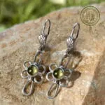 Τα Crystal Joy Earrings είναι ένα κομψό και διαχρονικό κόσμημα που αποπνέει θετική ενέργεια και φρεσκάδα. Κατασκευασμένα από ασήμι 925 υψηλής ποιότητας, διαθέτουν γαντζάκι για άνετη και ασφαλή εφαρμογή, ενώ το κρεμαστό τους σχέδιο σε σχήμα λουλουδιού χαρίζει μία ρομαντική και νεανική αισθητική. Στο κέντρο τους δεσπόζει η ημιπολύτιμη πέτρα Περίδοτος, γνωστή ως ο λίθος της ευημερίας και της τύχης. Με τη λαμπερή, πράσινη απόχρωσή της, συμβολίζει την ανανέωση, την πρόοδο και την αφθονία, προσφέροντας μία διακριτική αλλά ξεχωριστή πινελιά σε κάθε εμφάνιση. Ιδιαίτερα ανθεκτικά και καλοδουλεμένα, τα σκουλαρίκια Crystal Joy αποτελούν ιδανική επιλογή για καθημερινή χρήση αλλά και για ιδιαίτερες περιστάσεις. Ένα κόσμημα που συνδυάζει κομψότητα, ποιότητα και θετικό συμβολισμό – το τέλειο δώρο για εσάς ή για ένα αγαπημένο σας πρόσωπο. Υλικό: Ασήμι 925 Τύπος κουμπώματος: Γαντζάκι Σχέδιο: Κρεμαστό λουλούδι Πέτρα: Ημιπολύτιμη Περίδοτος Χρώμα πέτρας: Πράσινο
