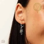 Τα Crystal Joy Earrings είναι ένα κομψό και διαχρονικό κόσμημα που αποπνέει θετική ενέργεια και φρεσκάδα. Κατασκευασμένα από ασήμι 925 υψηλής ποιότητας, διαθέτουν γαντζάκι για άνετη και ασφαλή εφαρμογή, ενώ το κρεμαστό τους σχέδιο σε σχήμα λουλουδιού χαρίζει μία ρομαντική και νεανική αισθητική. Στο κέντρο τους δεσπόζει η ημιπολύτιμη πέτρα Περίδοτος, γνωστή ως ο λίθος της ευημερίας και της τύχης. Με τη λαμπερή, πράσινη απόχρωσή της, συμβολίζει την ανανέωση, την πρόοδο και την αφθονία, προσφέροντας μία διακριτική αλλά ξεχωριστή πινελιά σε κάθε εμφάνιση. Ιδιαίτερα ανθεκτικά και καλοδουλεμένα, τα σκουλαρίκια Crystal Joy αποτελούν ιδανική επιλογή για καθημερινή χρήση αλλά και για ιδιαίτερες περιστάσεις. Ένα κόσμημα που συνδυάζει κομψότητα, ποιότητα και θετικό συμβολισμό – το τέλειο δώρο για εσάς ή για ένα αγαπημένο σας πρόσωπο. Υλικό: Ασήμι 925 Τύπος κουμπώματος: Γαντζάκι Σχέδιο: Κρεμαστό λουλούδι Πέτρα: Ημιπολύτιμη Περίδοτος Χρώμα πέτρας: Πράσινο