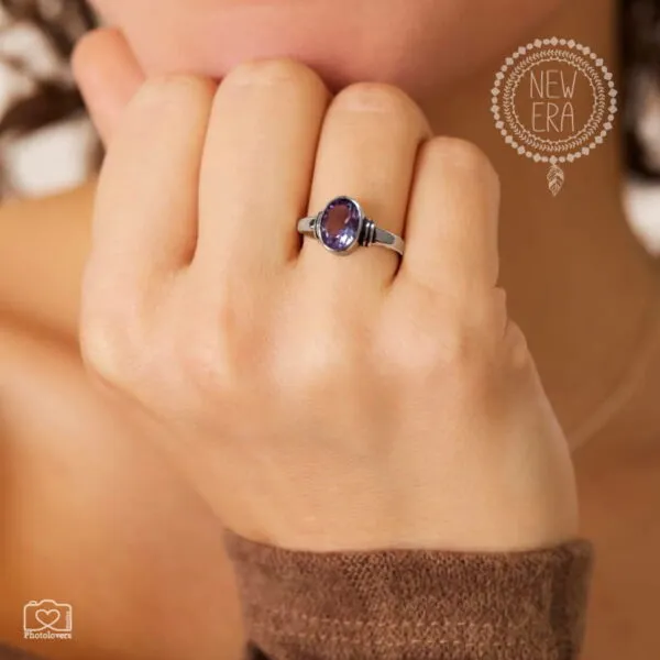 Δαχτυλίδι Amethyst Love από ασήμι 925 με οβάλ φυσικό αμέθυστο σε μωβ απόχρωση, σε minimal σχεδιασμό