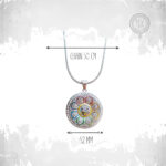 Happy Vibes Necklace ατσάλινο μενταγιόν μαργαρίτα με στρας και πολύχρωμο σμάλτο 42mm, ασημί αλυσίδα 50cm, γυναικείο κόσμημα.