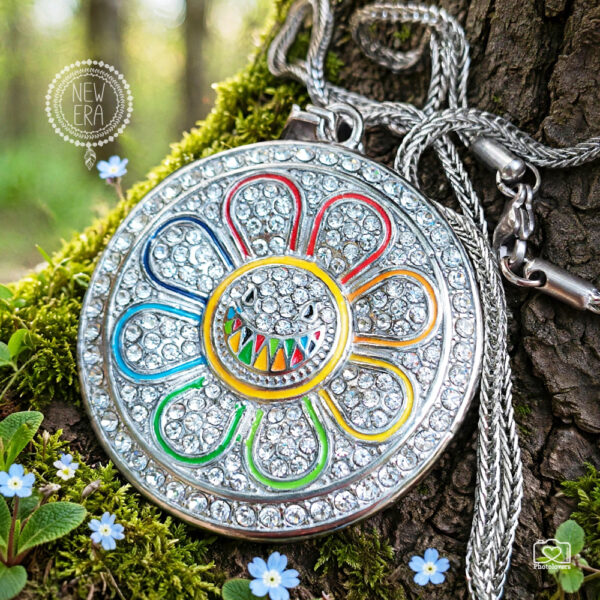 Happy Vibes Necklace ατσάλινο μενταγιόν μαργαρίτα με στρας και πολύχρωμο σμάλτο 42mm, ασημί αλυσίδα 50cm, γυναικείο κόσμημα.