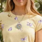 Happy Vibes Necklace ατσάλινο μενταγιόν μαργαρίτα με στρας και πολύχρωμο σμάλτο 42mm, ασημί αλυσίδα 50cm, γυναικείο κόσμημα.