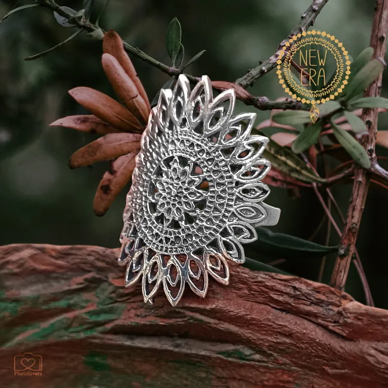 Δαχτυλίδι Native Lace από ασήμι 925 με μεγάλο στρογγυλό δίσκο 27mm και περίτεχνο ανοιχτό σχέδιο εμπνευσμένο από δαντέλα, με οξειδωμένο φινίρισμα που αναδεικνύει τις λεπτομέρειες και δίνει vintage χαρακτήρα.