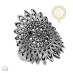 Δαχτυλίδι Native Lace από ασήμι 925 με μεγάλο στρογγυλό δίσκο 27mm και περίτεχνο ανοιχτό σχέδιο εμπνευσμένο από δαντέλα, με οξειδωμένο φινίρισμα που αναδεικνύει τις λεπτομέρειες και δίνει vintage χαρακτήρα