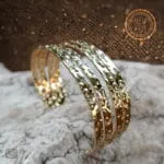 Quartet Bracelet από ανοξείδωτο ατσάλι με τέσσερις παράλληλες σειρές και ανάγλυφη σφυρήλατη υφή. Γυαλιστερό, αδιάβροχο statement βραχιόλι με ανοιχτό σχεδιασμό για άνετη εφαρμογή.