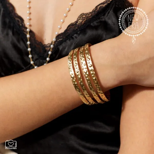Quartet Bracelet από ανοξείδωτο ατσάλι με τέσσερις παράλληλες σειρές και ανάγλυφη σφυρήλατη υφή. Γυαλιστερό, αδιάβροχο statement βραχιόλι με ανοιχτό σχεδιασμό για άνετη εφαρμογή