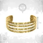 Quartet Bracelet από ανοξείδωτο ατσάλι με τέσσερις παράλληλες σειρές και ανάγλυφη σφυρήλατη υφή. Γυαλιστερό, αδιάβροχο statement βραχιόλι με ανοιχτό σχεδιασμό για άνετη εφαρμογή.