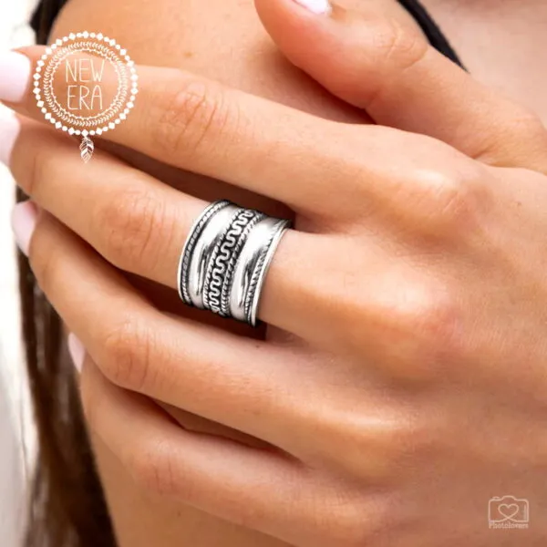 Voyage ring από ασήμι 925 με οξυντέ φινίρισμα και στριφτό σχέδιο BF05.00028