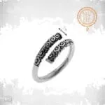 Twister Ring Από ανθεκτικό ατσάλι το ανδρικό δαχτυλίδι Twister συνδυάζεται καθημερινά με Rock ή Casual εμφάνιση.