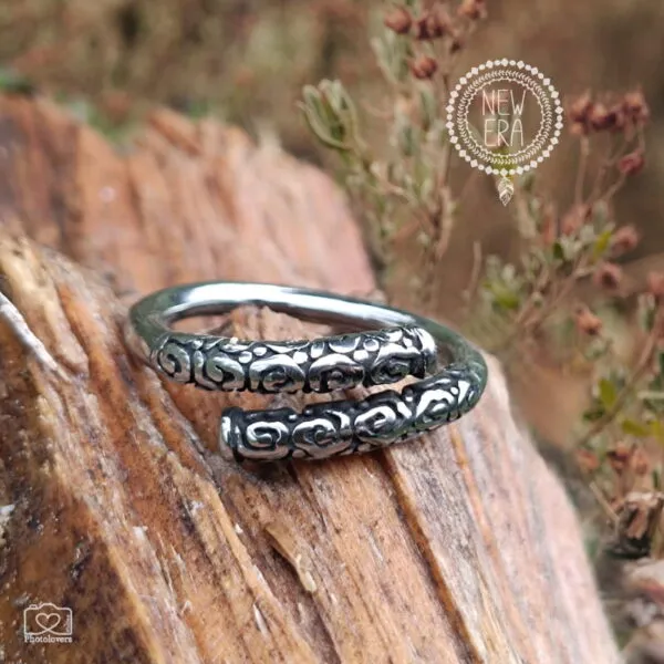 Twister Ring Από ανθεκτικό ατσάλι το ανδρικό δαχτυλίδι Twister συνδυάζεται καθημερινά με Rock ή Casual εμφάνιση.