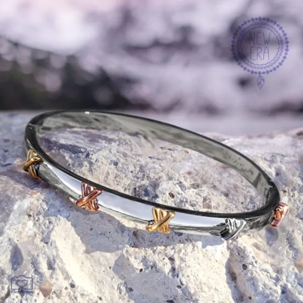 Trinity X Bracelet Προσθέστε το σε οποιοδήποτε ντύσιμο, συνδυάστε το με χρυσό, ασήμι, ροζ χρυσό, καθημερινό και πιο ιδιαίτερο. Το βραχιόλι Trinity X είναι πασπαρτού σε όλες σας τις εμφανίσεις!