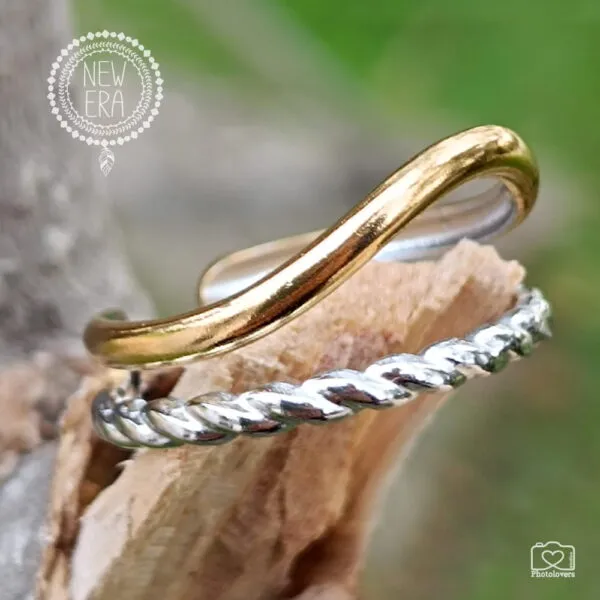 Δίχρωμο ατσάλινο δαχτυλίδι Crown Ring με διπλό σύρμα, χρυσή κυματιστή και ασημί στριφτή βέργα, αυξομειούμενο 12mm.