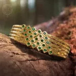 Golden Green Bracelet – Ατσάλινο χρυσό βραχιόλι με πράσινες πέτρες και γεωμετρικό σχέδιο.