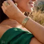 Golden Green Bracelet – Ατσάλινο χρυσό βραχιόλι με πράσινες πέτρες και γεωμετρικό σχέδιο.