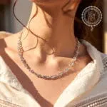 Η Timeless Chain Necklace συνδυάζει το σύμβολο του άπειρου με δεσμούς που θυμίζουν αλυσίδα ελευθερίας. Το twisted μοτίβο με τις μεταλλικές μπίλιες δίνει industrial χαρακτήρα, ενώ το ανοξείδωτο ατσάλι της χαρίζει αντοχή – όπως ακριβώς και σε εσένα. Φόρεσέ το μόνο του ή layered. Με δερμάτινο, t-shirt, total black ή ripped denim. Όπου κι αν πας, θα αφήνεις σημάδι. Timeless. Ανεξάρτητο. Ακατέργαστο. Γιατί το στυλ δεν ζητά άδεια.