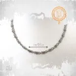 Η Timeless Chain Necklace φέρνει μαζί δύο κόσμους: το σύμβολο του άπειρου και την ωμή δύναμη της αλυσίδας.