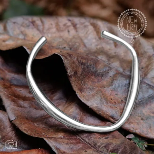 Aντέχει σε κάθε εποχή γιατί είναι από ανθεκτικό ατσάλι. Τόλμησε με το βραχιόλι Triangle Steel να ξεχωρίσεις, συνδυάζοντάς το με πολλά βραχιόλια ή και μόνο του.