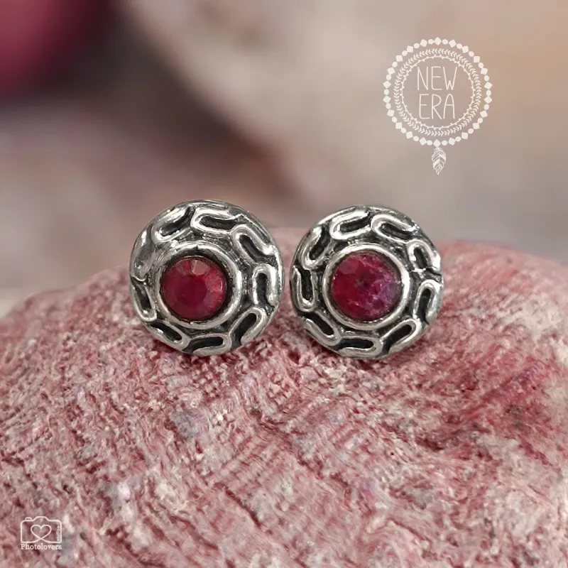 Τα ασημένια σκουλαρίκια Rubi GreekKey θα σας μαγεύσουν με την εκπληκτική πέτρα ρουμπίνι σε βαθύ κόκκινο και το ελληνικό μοτίβο. Διαχρονικά, ιδανικά για ειδικες περιστάσεις αλλά και για πιο μινιμαλ εμφανίσεις. BF02.00027
