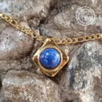 Για πιο ethnic εμφανίσεις επιλέξτε το κολιέ Lapis Power με την εκπληκτική φυσική πέτρα Λάπις Λάζουλι. Ενδυναμώνει το νου, ενισχύει την κατανόηση και ανοίγει την σκέψη. Δώστε μία boho πινελιά με το μενταγιόν αλλά και με την ιδιαίτερη αλυσίδα.BF05.00038