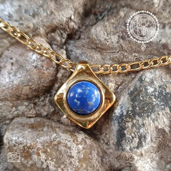 Για πιο ethnic εμφανίσεις επιλέξτε το κολιέ Lapis Power με την εκπληκτική φυσική πέτρα Λάπις Λάζουλι. Ενδυναμώνει το νου, ενισχύει την κατανόηση και ανοίγει την σκέψη. Δώστε μία boho πινελιά με το μενταγιόν αλλά και με την ιδιαίτερη αλυσίδα.BF05.00038