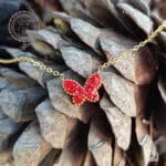 Το κολιέ Red Nectar με την κόκκινη πεταλούδα δίνει μία ζωηρή πινελιά στο στυλ σου. Τέλειο δώρο και σε μικρότερες ηλικίες. Μία μικρή χειρονομία γεμάτη αγάπη! BF05.00032