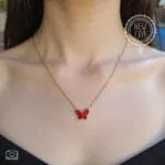 Το κολιέ Red Nectar με την κόκκινη πεταλούδα δίνει μία ζωηρή πινελιά στο στυλ σου. Τέλειο δώρο και σε μικρότερες ηλικίες. Μία μικρή χειρονομία γεμάτη αγάπη! BF05.00032