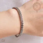 Μίνιμαλ και κομψό, το βραχιόλι Cosy, θα συμπληρώσει τα υπόλοιπα αξεσουάρ σας, προσθέτοντας στυλ. Μπορεί να φορεθεί μόνο του για πιο λιτή εμφάνιση. Από ανοξείδωτο ανθεκτικό ατσάλι.