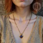 Για πιο ethnic εμφανίσεις επιλέξτε το κολιέ Lapis Power με την εκπληκτική φυσική πέτρα Λάπις Λάζουλι. Ενδυναμώνει το νου, ενισχύει την κατανόηση και ανοίγει την σκέψη. Δώστε μία boho πινελιά με το μενταγιόν αλλά και με την ιδιαίτερη αλυσίδα.BF05.00038