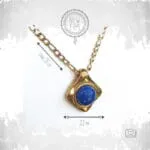 Για πιο ethnic εμφανίσεις επιλέξτε το κολιέ Lapis Power με την εκπληκτική φυσική πέτρα Λάπις Λάζουλι. Ενδυναμώνει το νου, ενισχύει την κατανόηση και ανοίγει την σκέψη. Δώστε μία boho πινελιά με το μενταγιόν αλλά και με την ιδιαίτερη αλυσίδα.BF05.00038