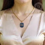 Blue Magic Necklace - Ατσάλινο μενταγιόν με μπλε σμάλτο και πέτρες, αλυσίδα ψαροκόκκαλο στριφτή, χρυσό-μπλε BF05.00018