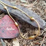 Η Velora Chain είναι ένα κόσμημα που συνδυάζει μινιμαλισμό και πολυτέλεια. Η στρογγυλή ατσάλινη αλυσίδα τύπου φίδι αγκαλιάζει απαλά τον λαιμό, δημιουργώντας μια κομψή και ρευστή γραμμή, ενώ η οβάλ χρυσή μπίλια προσθέτει μια διακριτική αλλά εντυπωσιακή λάμψη. Κατασκευασμένη από υψηλής ποιότητας ανοξείδωτο ατσάλι με χρυσή επίστρωση, είναι ανθεκτική στο χρόνο και ιδανική για καθημερινή αλλά και βραδινή εμφάνιση. Φοριέται μόνη της για minimal elegance ή σε layering για πιο μοντέρνο αποτέλεσμα.