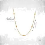 Η Velora Chain είναι ένα κόσμημα που συνδυάζει μινιμαλισμό και πολυτέλεια. Η στρογγυλή ατσάλινη αλυσίδα τύπου φίδι αγκαλιάζει απαλά τον λαιμό, δημιουργώντας μια κομψή και ρευστή γραμμή, ενώ η οβάλ χρυσή μπίλια προσθέτει μια διακριτική αλλά εντυπωσιακή λάμψη. Κατασκευασμένη από υψηλής ποιότητας ανοξείδωτο ατσάλι με χρυσή επίστρωση, είναι ανθεκτική στο χρόνο και ιδανική για καθημερινή αλλά και βραδινή εμφάνιση. Φοριέται μόνη της για minimal elegance ή σε layering για πιο μοντέρνο αποτέλεσμα.