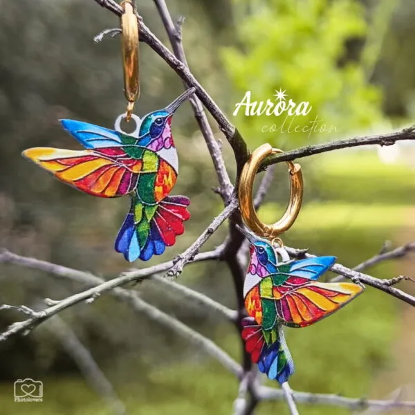 Ατσάλινα σκουλαρίκια κρίκος Auric Colibri με κρεμαστό κολιμπρί σε σχέδιο βιτρώ, πολύχρωμο με χρυσές λεπτομέρειες.