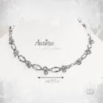 Η Ovia Necklace Chain δεν είναι απλά μια αλυσίδα — είναι attitude. Ένα κόσμημα που φωνάζει δυναμισμό, ελευθερία και rock χαρακτήρα. Με chunky οβάλ κρικάκια 7mm από ανοξείδωτο ατσάλι, δίνει αμέσως ένταση σε κάθε outfit, από total black μέχρι basic t-shirt & jeans. Το γυαλιστερό ασημί της φινίρισμα αντανακλά το φως και τραβάει τα βλέμματα, ενώ το στιβαρό της βάρος σου δίνει την αίσθηση ότι φοράς κάτι “δυνατό”, όχι απλά όμορφο. Είναι η αλυσίδα που θα φοράς όλη μέρα – και όλη νύχτα – χωρίς να τη βγάζεις. Φοριέται μόνη της για bold, statement look ή σε layering με πιο λεπτές αλυσίδες για rock glam vibe Δεν μαυρίζει, δεν ξεθωριάζει, δεν φοβάται το νερό ή τον ιδρώτα. Είναι φτιαγμένη για να αντέχει — όπως κι εσύ. Χαρακτηριστικά Υλικό: Ανοξείδωτο ατσάλι Σχέδιο: Οβάλ chunky κρικάκια Πλάτος κρίκου: 7mm Μήκος: 42cm + 5cm προέκταση Κούμπωμα ασφαλείας Υποαλλεργική Ανθεκτική στο νερό – δεν μαυρίζει Ovia – για όσες δεν ακολουθούν το στυλ… το δημιουργούν.