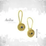 Τα Blue Orbit Earrings είναι ένα εκλεπτυσμένο κόσμημα που αποπνέει διαχρονική κομψότητα και σύγχρονη αισθητική. Κατασκευασμένα από ασήμι 925 και επιχρυσωμένα με λαμπερή, ζεστή απόχρωση χρυσού, διαθέτουν λεπτεπίλεπτο γαντζάκι που αγκαλιάζει απαλά το αυτί, χαρίζοντας άνεση και αριστοκρατική κίνηση. Ο στρογγυλός δίσκος των 9mm με τη διακριτική, ανάγλυφη υφή δημιουργεί ένα παιχνίδι φωτός που αναδεικνύει τη βαθιά μπλε πέτρα στο κέντρο — μια «τροχιά» χρώματος που μαγνητίζει το βλέμμα. Η αντίθεση του χρυσού με το έντονο μπλε προσδίδει χαρακτήρα και φινέτσα, καθιστώντας τα ιδανικά τόσο για καθημερινές εμφανίσεις με στιλ όσο και για πιο ιδιαίτερες περιστάσεις. Ένα κόσμημα που ισορροπεί ανάμεσα στη διακριτικότητα και την πολυτέλεια — μια μικρή, φωτεινή λεπτομέρεια που ολοκληρώνει κάθε σύνολο με αέρα υψηλής αισθητικής. Χαρακτηριστικά: Υλικό: Ασήμι 925 Φινίρισμα: Επιχρυσωμένο Διάμετρος δίσκου: 9mm Πέτρα: Μπλε Κούμπωμα: Γαντζάκι