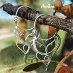 Τα Mystic Nomad Earrings θα σας μυήσουν σε boho και ethnic ύφος, εμπνευσμένα από φυλετικά και παραδοσιακά μοτίβα. Κατασκευασμένα από ορείχαλκο (brass), αποπνέουν ζεστασιά και αυθεντικότητα, ενώ ο διαχρονικός σχεδιασμός τους τα καθιστά ιδανικά για κάθε εποχή. Ένα κόσμημα που αναδεικνύει την ελεύθερη φύση, το ταξιδιάρικο πνεύμα και τη μοναδικότητα κάθε εμφάνισης — ιδανικό για όσους αγαπούν το boho στυλ με ethnic χαρακτήρα.