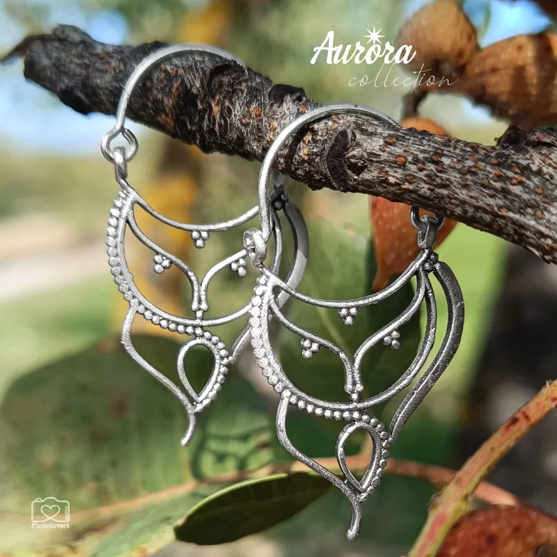 Τα Mystic Nomad Earrings θα σας μυήσουν σε boho και ethnic ύφος, εμπνευσμένα από φυλετικά και παραδοσιακά μοτίβα. Κατασκευασμένα από ορείχαλκο (brass), αποπνέουν ζεστασιά και αυθεντικότητα, ενώ ο διαχρονικός σχεδιασμός τους τα καθιστά ιδανικά για κάθε εποχή. Ένα κόσμημα που αναδεικνύει την ελεύθερη φύση, το ταξιδιάρικο πνεύμα και τη μοναδικότητα κάθε εμφάνισης — ιδανικό για όσους αγαπούν το boho στυλ με ethnic χαρακτήρα.