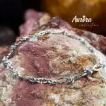 Η Ovia Necklace Chain δεν είναι απλά μια αλυσίδα — είναι attitude. Ένα κόσμημα που φωνάζει δυναμισμό, ελευθερία και rock χαρακτήρα. Με chunky οβάλ κρικάκια 7mm από ανοξείδωτο ατσάλι, δίνει αμέσως ένταση σε κάθε outfit, από total black μέχρι basic t-shirt & jeans. Το γυαλιστερό ασημί της φινίρισμα αντανακλά το φως και τραβάει τα βλέμματα, ενώ το στιβαρό της βάρος σου δίνει την αίσθηση ότι φοράς κάτι “δυνατό”, όχι απλά όμορφο. Είναι η αλυσίδα που θα φοράς όλη μέρα – και όλη νύχτα – χωρίς να τη βγάζεις. Φοριέται μόνη της για bold, statement look ή σε layering με πιο λεπτές αλυσίδες για rock glam vibe Δεν μαυρίζει, δεν ξεθωριάζει, δεν φοβάται το νερό ή τον ιδρώτα. Είναι φτιαγμένη για να αντέχει — όπως κι εσύ. Χαρακτηριστικά Υλικό: Ανοξείδωτο ατσάλι Σχέδιο: Οβάλ chunky κρικάκια Πλάτος κρίκου: 7mm Μήκος: 42cm + 5cm προέκταση Κούμπωμα ασφαλείας Υποαλλεργική Ανθεκτική στο νερό – δεν μαυρίζει Ovia – για όσες δεν ακολουθούν το στυλ… το δημιουργούν.